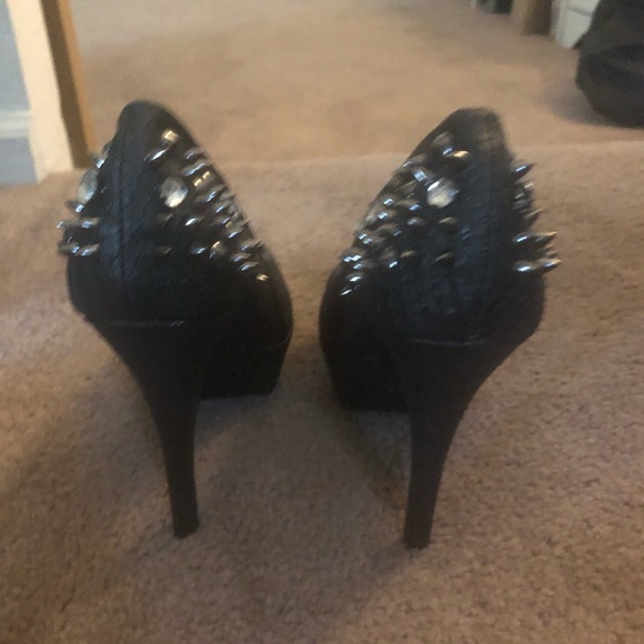 Black Studded Pumps Size 8.5 - Picture 4 of 4
